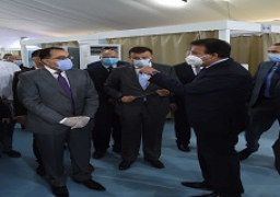 رئيس الوزراء يتفقد نموذجاً لمركز المسح لإجراء التحاليل الخاصة بالكشف عن فيروس كورونا المستجد بجامعة عين شمس