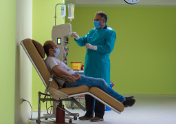 الصحة: نجاح تجربة حقن المصابين بفيروس كورونا ببلازما المتعافين