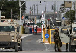 قوات الاحتلال الإسرائيلي تنصب حاجزا على مدخل “سلفيت” وتهدم مبنيين