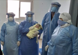 بالصور.. سيدة “اشتباه فيروس كورونا” تضع مولودها بمستشفي أبو كبير