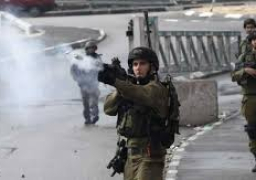 إصابة عشرات الفلسطينيين بالاختناق في مواجهات مع الاحتلال بالخليل