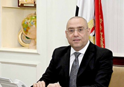 وزير الإسكان يعزل نفسه منزليا بعد مخالطته أحد المصابين بكورونا