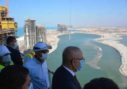 وزير الإسكان يقوم بجولة لتفقد المشروعات بمدينة العلمين الجديدة