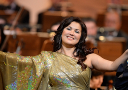 مغنية أوبرا تتهم بالعنصرية لغنائها “عايدة” بالمكياج