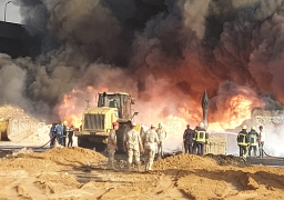 محافظ القاهرة ووزير البترول يشرفان على. إطفاء حريق خط البترول