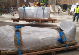 وصول قطع أثرية ضخمة إلى المتحف المصري الكبير لعرضها بالدرج العظيم