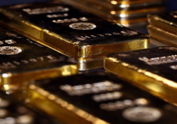 الذهب يرتفع قرب أعلى مستوى في 9 أعوام بفعل ضعف الدولار ومراهنات على التحفيز