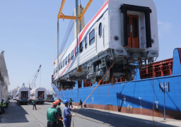 بالصور..وزير النقل يعلن وصول دفعة جديدة من عربات السكك الحديدية