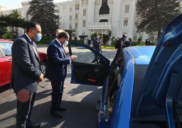 الرئيس يتفقد سيارات مجهزة للعمل بالغاز تمهيدا لطرحها بالأسواق