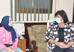 وزيرة الثقافة تستقبل الطالبة هبة بائعة التين وتقرر تبنيها ودعمها بمنحة مجانية بمركز تنمية المواهب