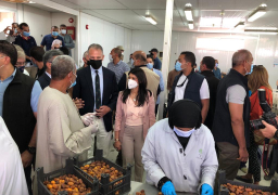 وزيرة التعاون الدولى والسفير الأمريكى يتفقدان مركز تجميع الحاصلات بالأقصر