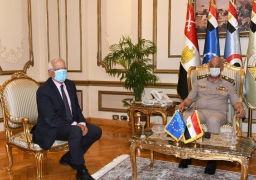 بالصور.. وزير الدفاع يلتقي نائب رئيس المفوضية الأوروبية