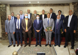 بالصور : بحضور رئيس الاتحاد الدولي لليد …. وزير الرياضة يكرم منظمي حفل قرعة بطولة العالم لليد …ويؤكد إصرار القيادة السياسية المضي قدماً في طريق البناء و تكريم أبناءها المجتهدين والمخلصين