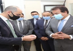 عبد الغفار يتفقد مشروع تصنيع المواد الخام لأدوية مكافحة فيروس كورونا