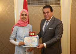 عبد الغفار يكرم الطالبة الأولى على الجمهورية (مكفوفين) في الثانوية