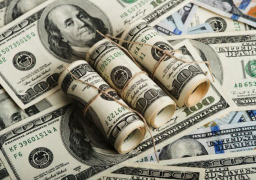 الدولار يهبط عن ذروة 4 أسابيع.. واليورو يرتفع