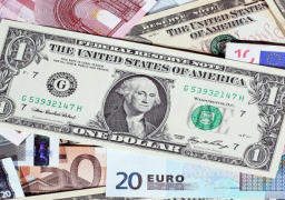 اليورو يتراجع بعد اختراق بمواجهة الدولار