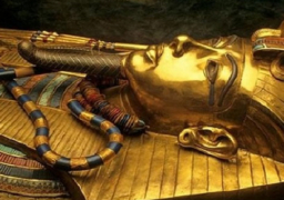 ترميم صدرية حربية نادرة للملك توت عنخ آمون بالمتحف الكبير