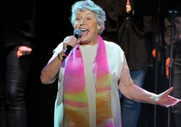 وفاة المغنية الأسترالية الشهيرة هيلين ريدي عن عمر يناهز 78 عاماً