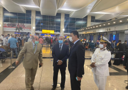 بالصور.. جولة مفاجئة لوزير الطيران المدنى بمطار القاهرة الدولى