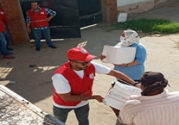 الهلال الأحمر المصري يواصل دعم الأسر المتضررة من كورونا بالمحافظات