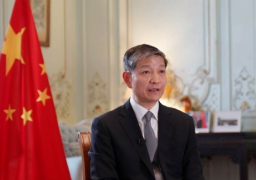 سفير الصين بالقاهرة يكرم طفل مصري لفوزه بجائزة قصص الأطفال الدولية