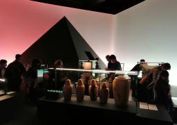 بالصور..٢٠ ألف زائر يشاهدون معرض “ملوك الشمس” بالعاصمة التشيكية