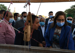 بالصور..السعيد تتفقد معرض منتجات الحرف التراثية بالحديقة المتحفية