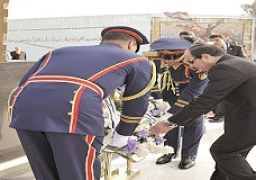 الرئيس السيسي يضع اكليلا من الزهور على قبر الجندي المجهول