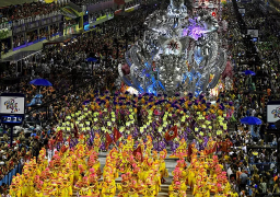 الصمت يخيم على معامل حياكة كرنفال ريو