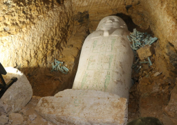 الكشف عن تمائم وجعارين بمنطقة آثار الغريفة بالمنيا