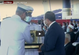 رئيس أكاديمية الشرطة يقدم هدية تذكارية للرئيس السيسي