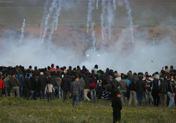 القوات الاسرائيلية تطلق قنابل الغاز المسيل للدموع صوب الفلسطينيين
