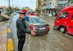 رجال الشــرطة يواصلون جهودهم فى مساعدة المواطنين لمواجهة موجة الطقس