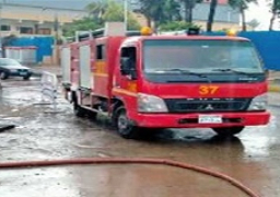 رجال الشرطة يواصلون جهودهم في مواجهة تداعيات الأمطار وسوء الطقس