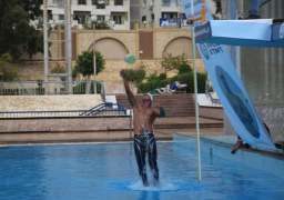 سباح مصري ينجح في تحطيم رقم قياسي جديد لأعلى قفزة خارج الماء