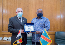 وزير الري يهدي درع الوزارة لوزير البيئة الكونغولي في ختام زيارته لمصر