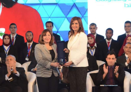 مصرية تحصل على أرفع وسام مدنى بكندا ووزيرة الهجرة: يا فرحة مصر ببناتها