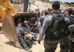 اعتصام عشرات الفلسطينيين بقرية “الخان الأحمر” احتجاجا على إعادة النظر في قرار هدمها