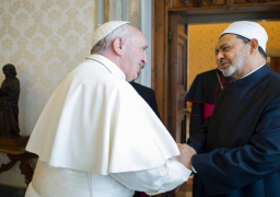 الطيب يبحث مع بابا الفاتيكان كيفية القضاء على العنف باسم الأديان