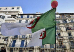 الجزائر تعيد الحظر على الأنشطة التجارية والتجمعات العامة لمواجهة كورونا