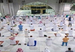 المصلون يؤدون صلاة الفجر بالمسجد الحرام مع بدء المرحلة الثالثة للعمرة