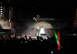 انفعال عمرو دياب على أحد معجبيه في الجونة