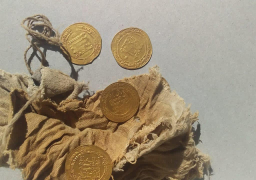 اكتشاف ٢٨ دينارا من الذهب و٥ قطع من عملات العصر العباسي بالفيوم