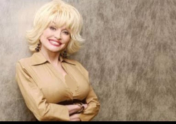 دوللي بارتن تتبرع بمليون دولار لأبحاث “موديرنا” لمكافحة كورونا