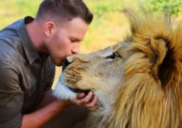 يقبل الأسود والنمور.. بريطانى يربى الحيوانات المفترسة بجنوب افريقيا