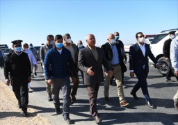 وزير النقل يتفقد المرحلة الأولى من تطوير طريق (قنا/الأقصر) الصحراوي