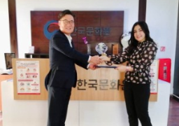 فوز المترجمة المصرية آية كارم بجائزة المركز الكوري للترجمة الأدبية