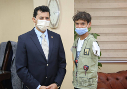 “صبحى” يهدى الطفل صاحب الموهبة فى كرة القدم عضوية مركز شباب بلبيس