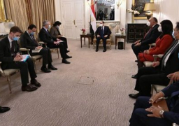 السيسي يبحث التعاون الاقتصادي مع وزير المالية الفرنسي في باريس